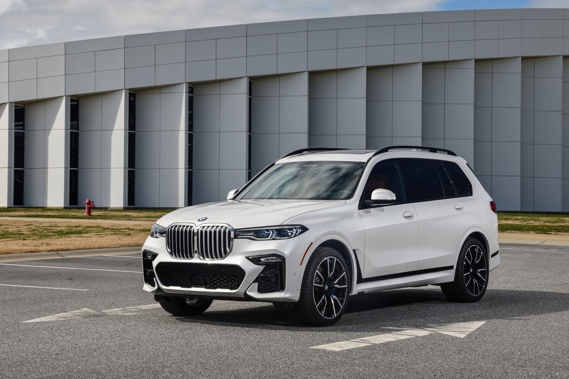 Download SUV White Car Car BMW Vehicle BMW X7 4k Ultra HD Wallpaper