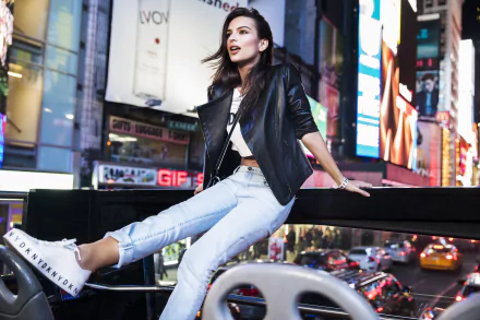  Emily Ratajkowski for DKNY Spring 2018