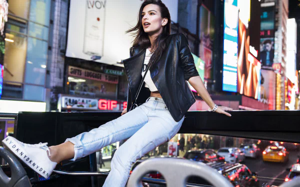  Emily Ratajkowski for DKNY Spring 2018