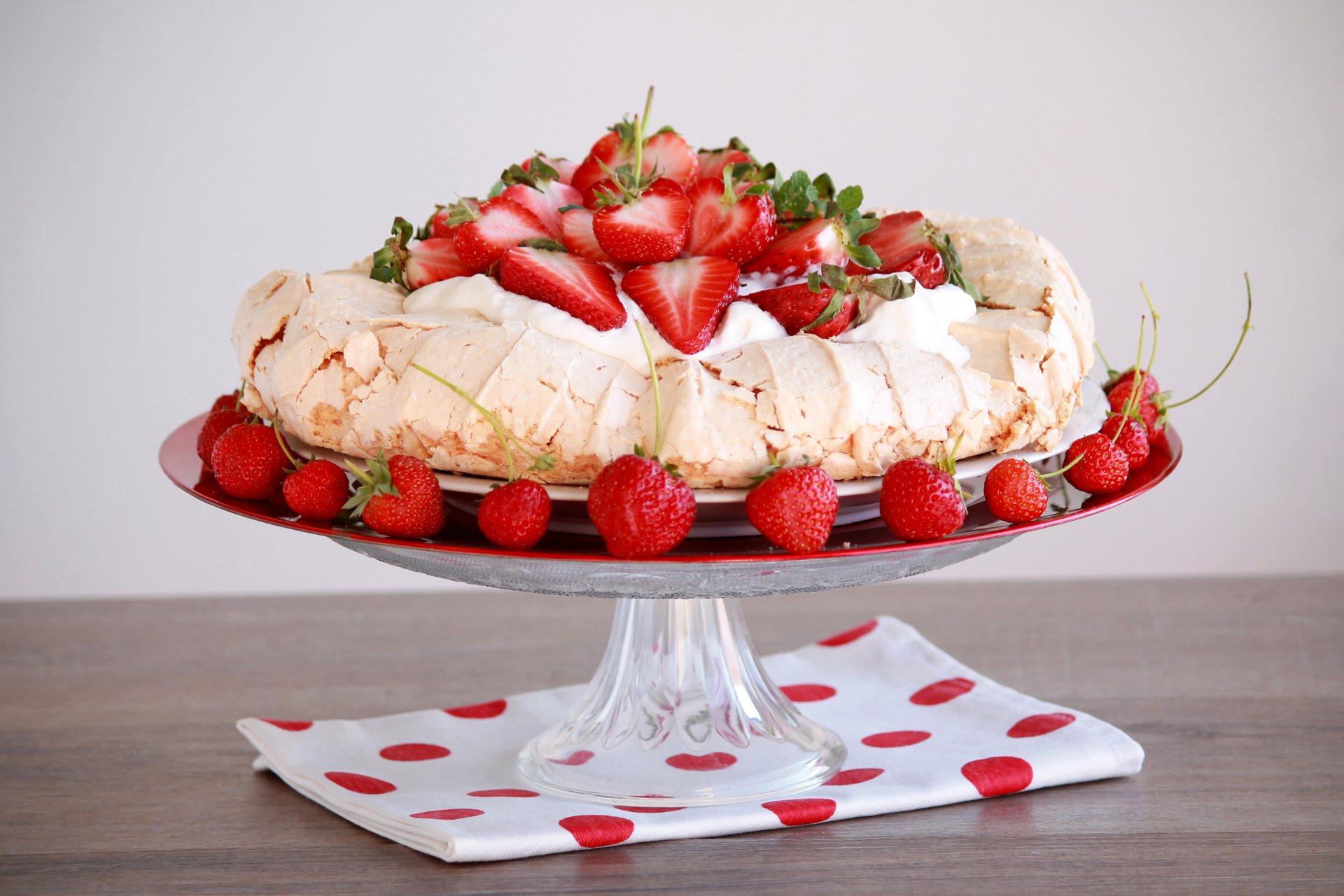 Download Dessert Berry Strawberry Cake Food Pavlova 4k Ultra HD Wallpaper