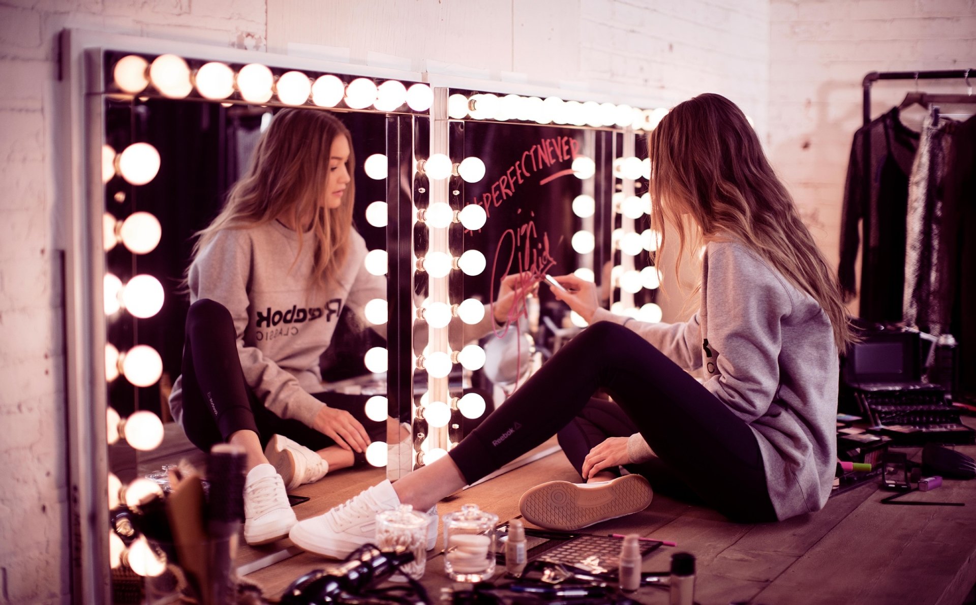 Download American Mirror Model Celebrity Gigi Hadid HD Wallpaper