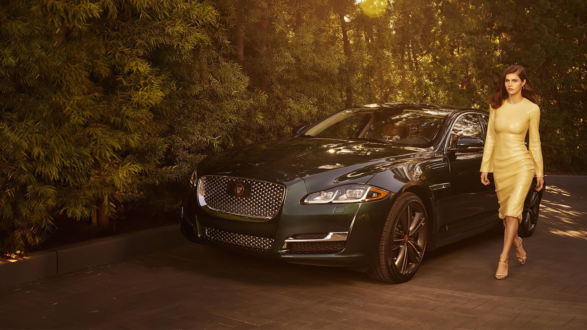 American actress in gold dress with Jaguar  2K Quad HD Wallpaper |  3200x1800 | Wallpaper Abyss