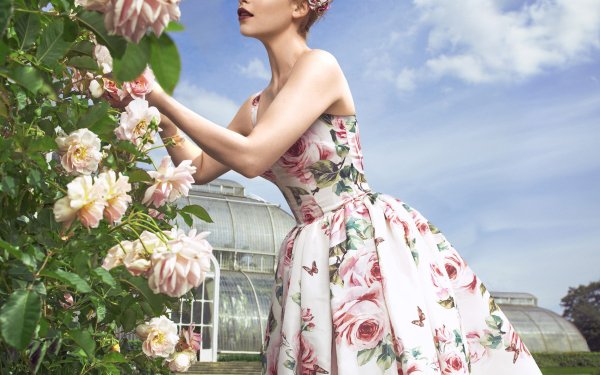 Celebrity Emilia Clarke Actresses United Kingdom English Actress Flower Floral Lipstick Pink Flower Dress Wreath Rose Rose Bush HD Wallpaper | Background Image