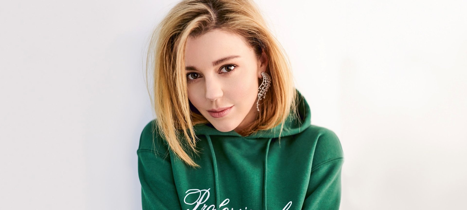 Download Blonde Face Russian Singer Music Yulianna Karaulova HD Wallpaper