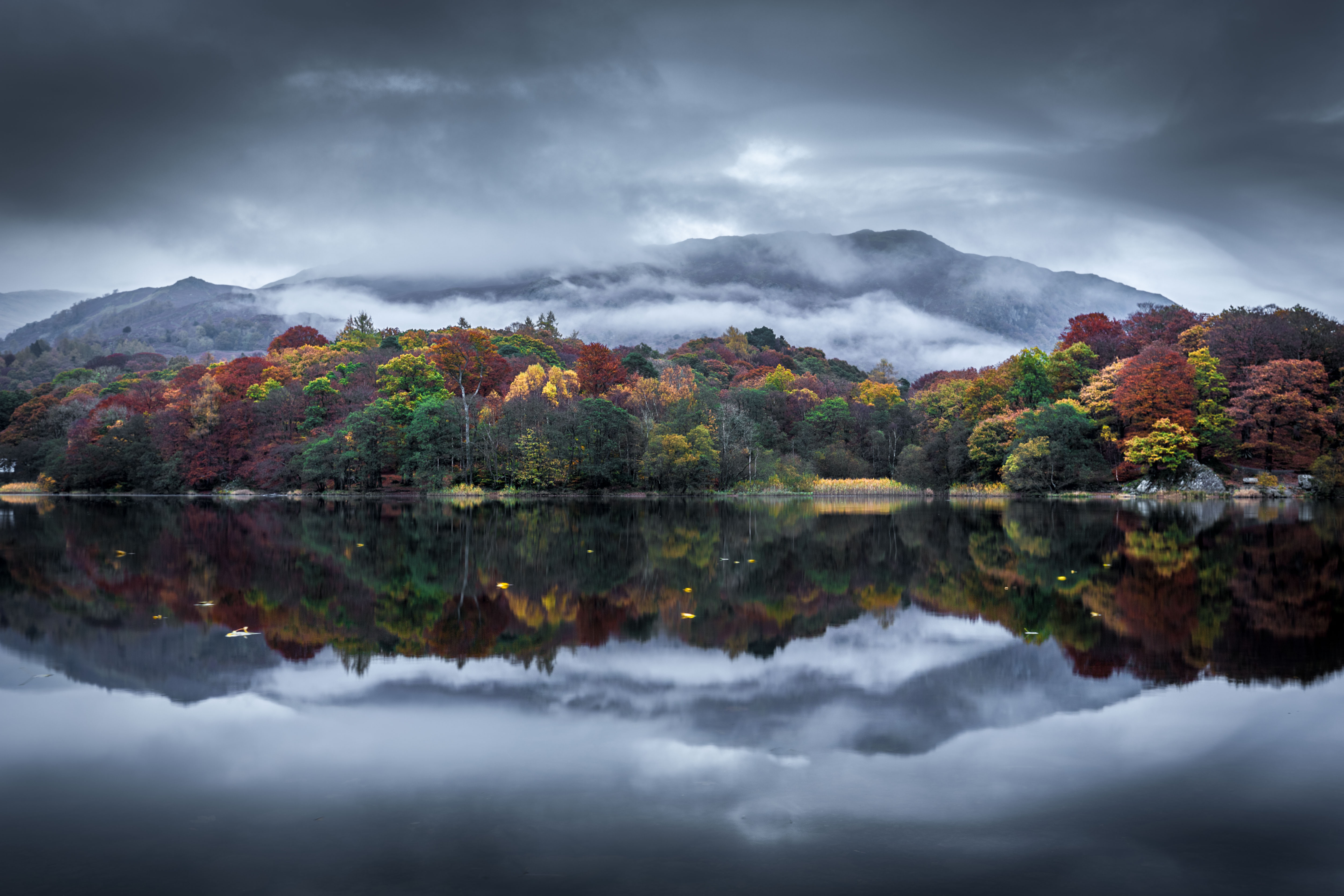 4K Ultra HD Fall Reflection: Tranquil Lake and Cloudy Nature Vista