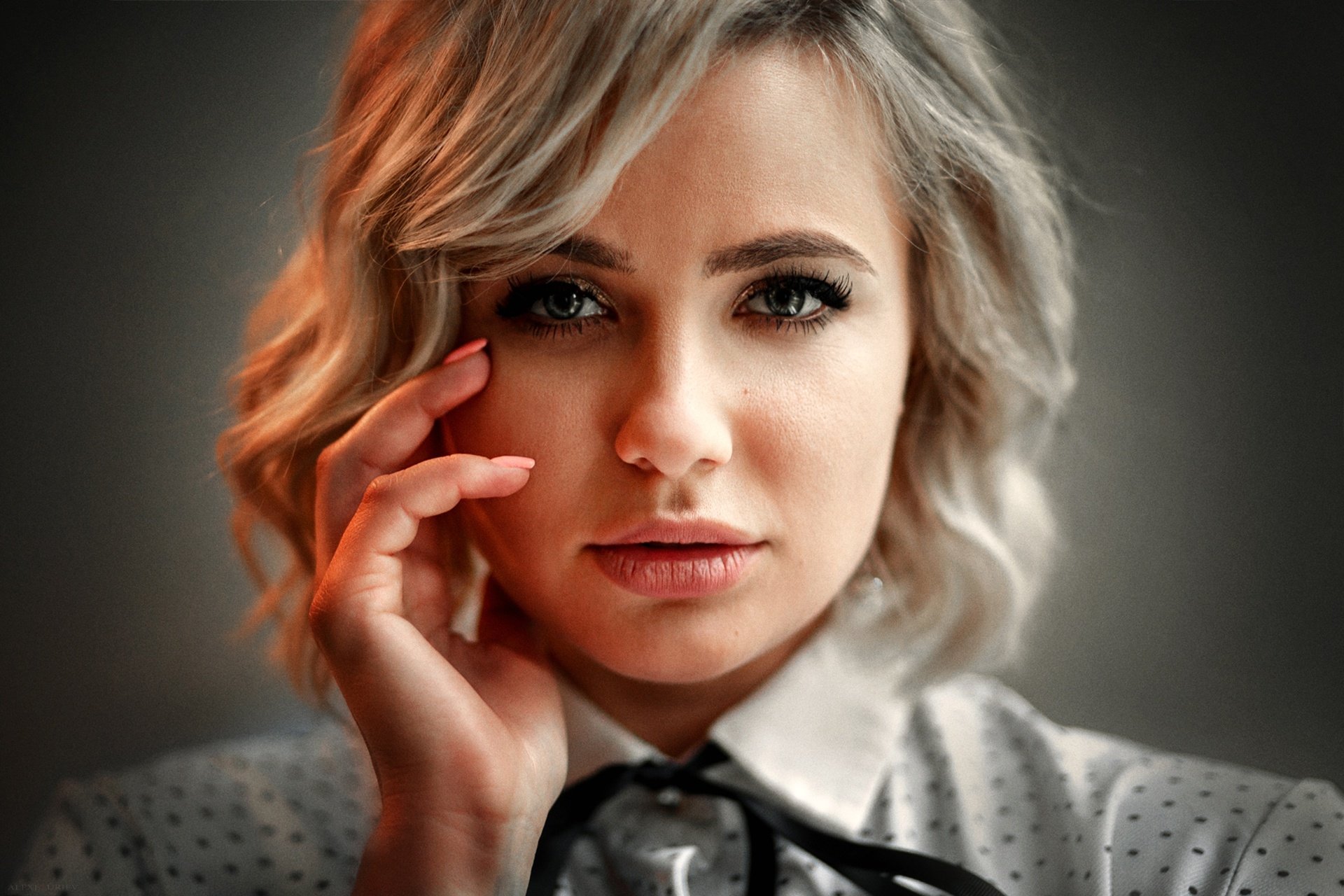 Download Blonde Short Hair Model Woman Face HD Wallpaper