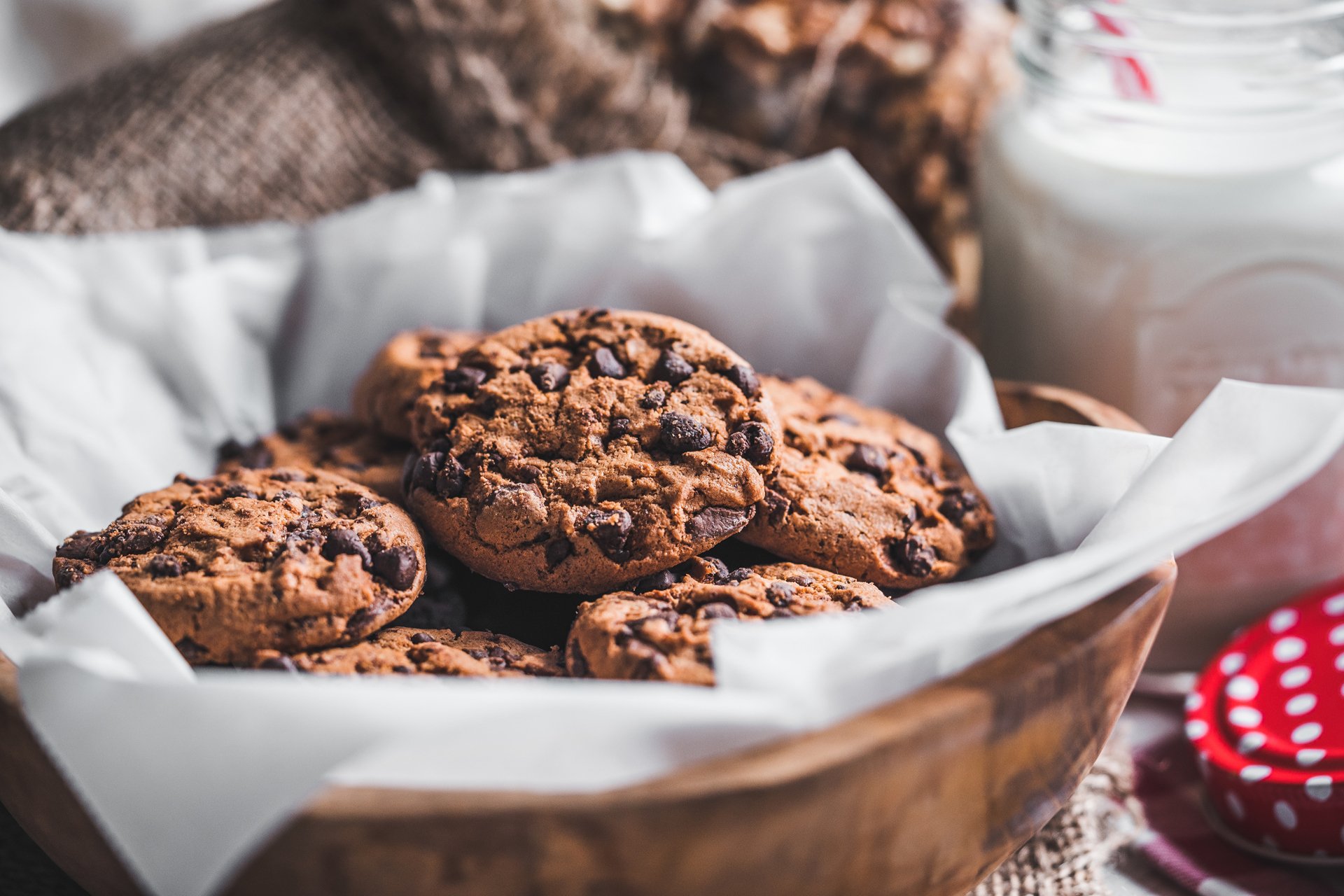 Bowl of Chocolate Chip Cookies 4k Ultra HD Wallpaper | Achtergrond