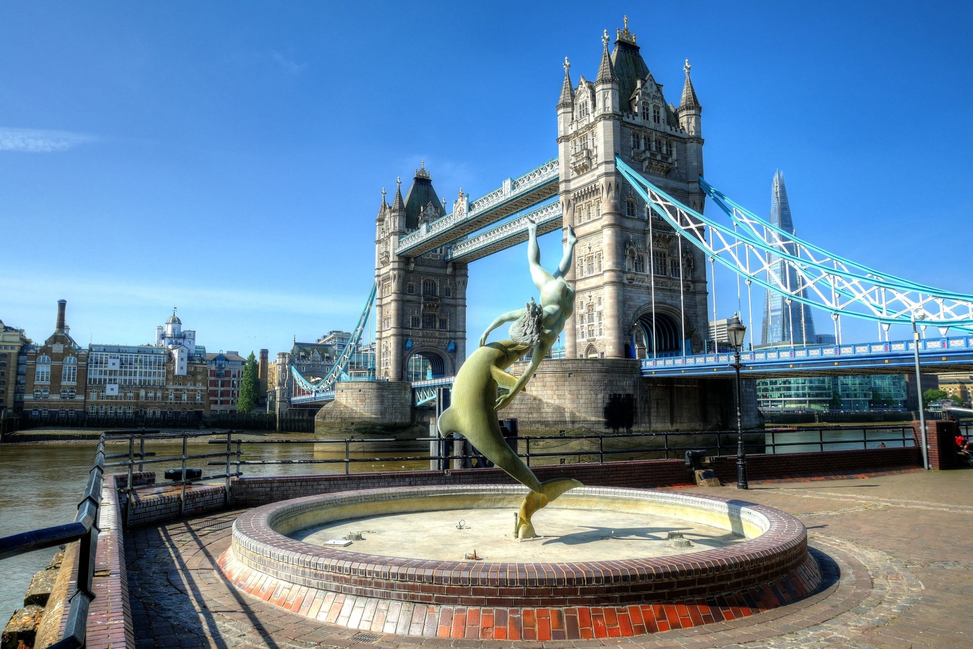 2K Quad HD desktop wallpaper of Tower Bridge, London, England, with the Thames and a leaping-dolphin fountain in the foreground.