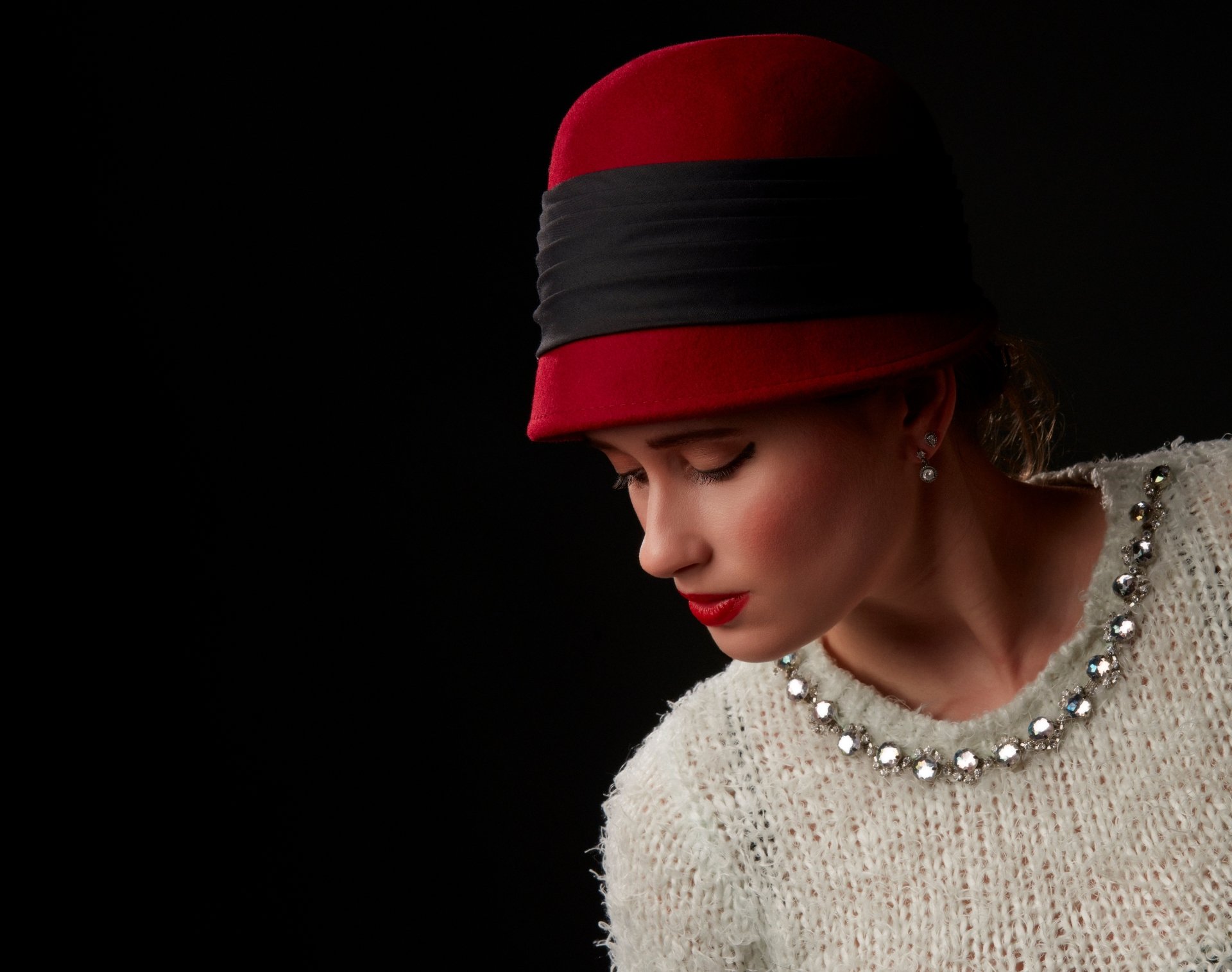 Download Hat Woman Model 4k Ultra HD Wallpaper