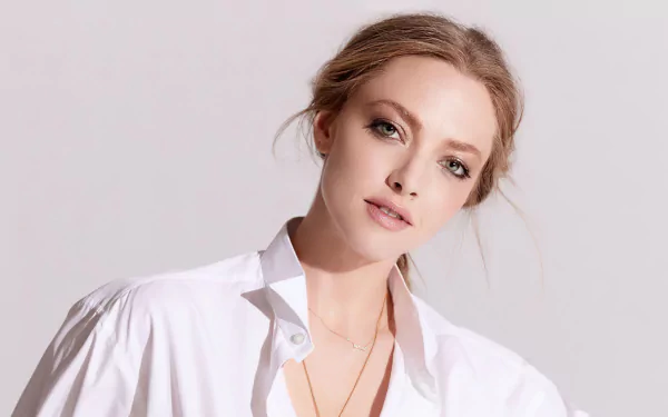 Close-up portrait of actress Amanda Seyfried with natural makeup, wearing a white shirt, presented as a 4K Ultra HD desktop wallpaper and background.