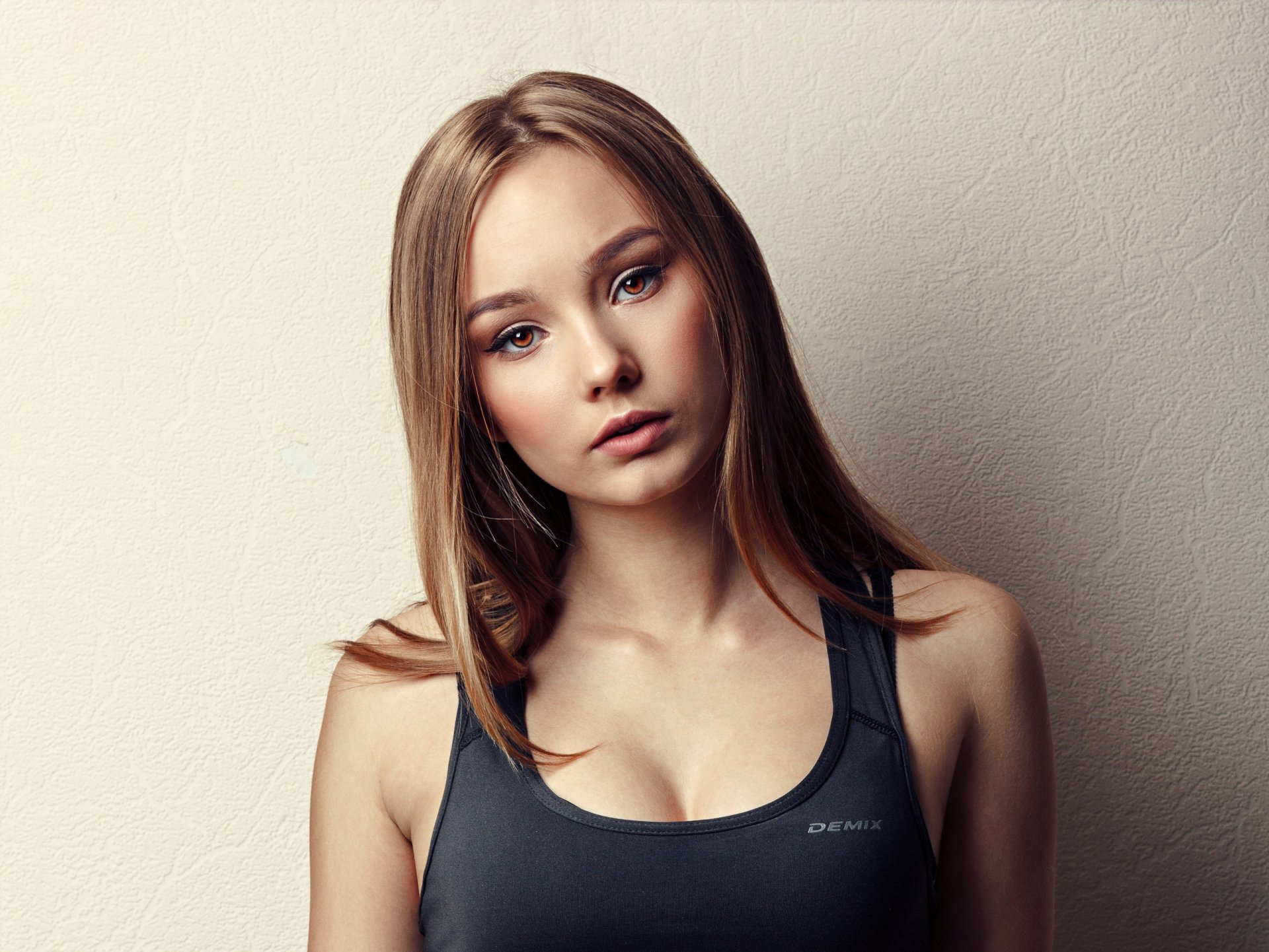 Download Brown Eyes Brunette Woman Model HD Wallpaper | 2560x1922 ...