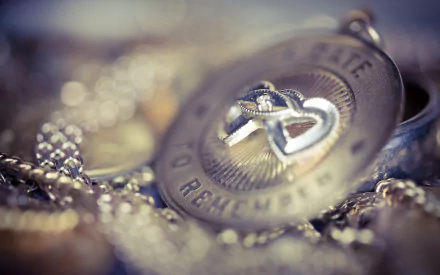 chain pendant photography close-up HD Desktop Wallpaper | Background Image