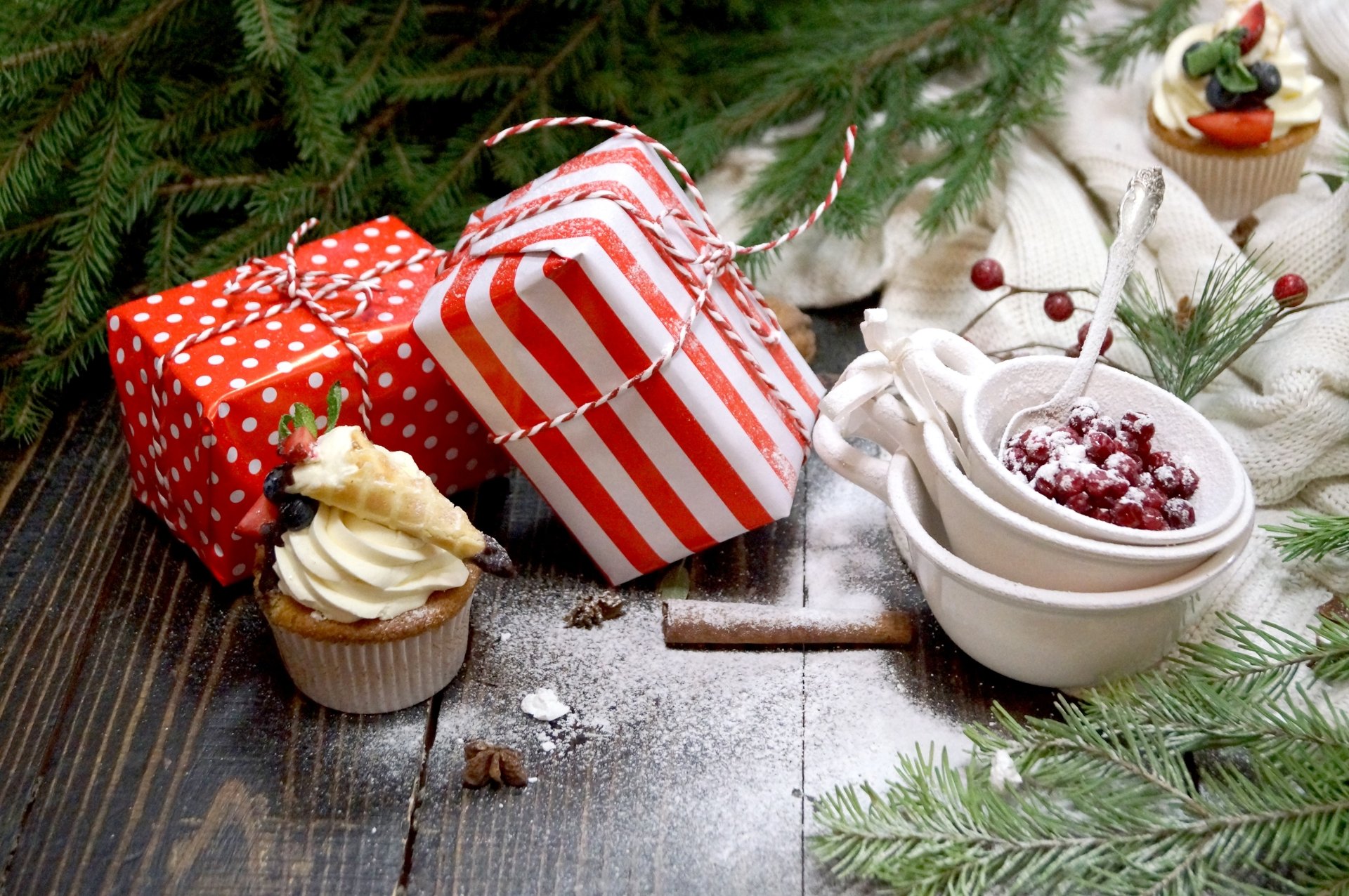 Download Cranberry Cupcake Gift Berry Holiday Christmas 4k Ultra HD Wallpaper