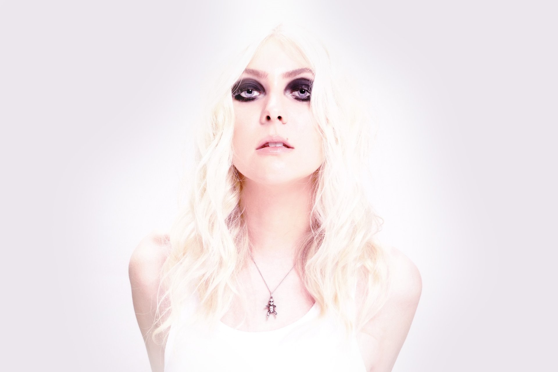 HD desktop wallpaper of Taylor Momsen from The Pretty Reckless, featuring a white-clad figure with striking blonde hair against a light background.
