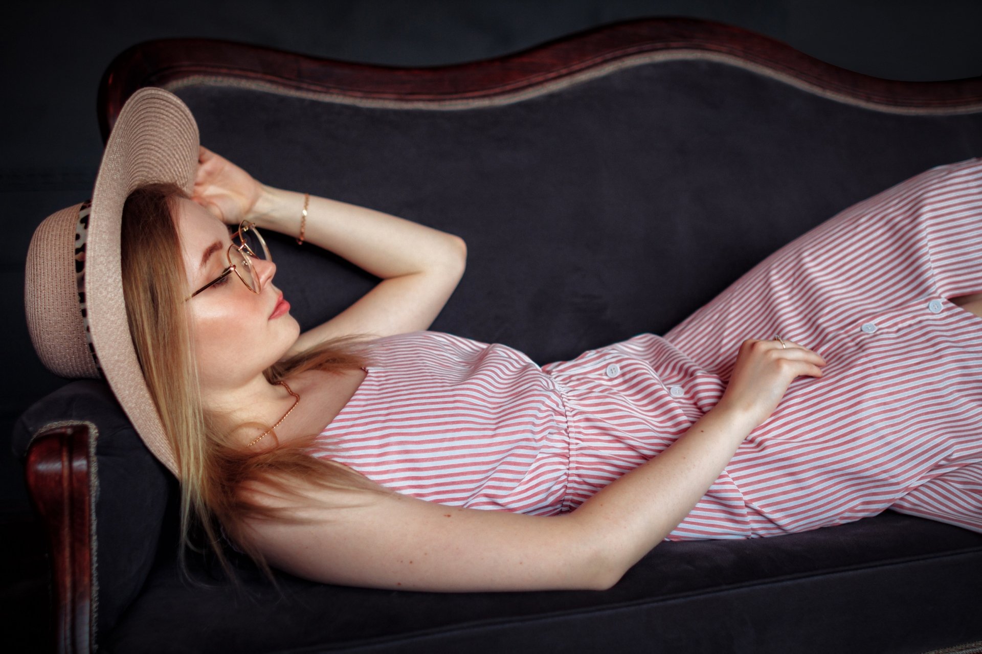 Download Lying Down Dress Glasses Blonde Hat Woman Model HD Wallpaper