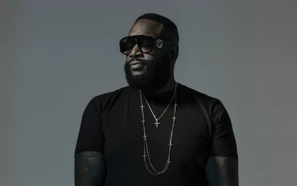 HD desktop wallpaper featuring a person wearing sunglasses and chains, set against a plain background.