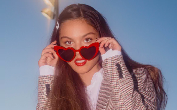 sunglasses brunette singer actress American Celebrity Olivia Rodrigo HD Desktop Wallpaper | Background Image