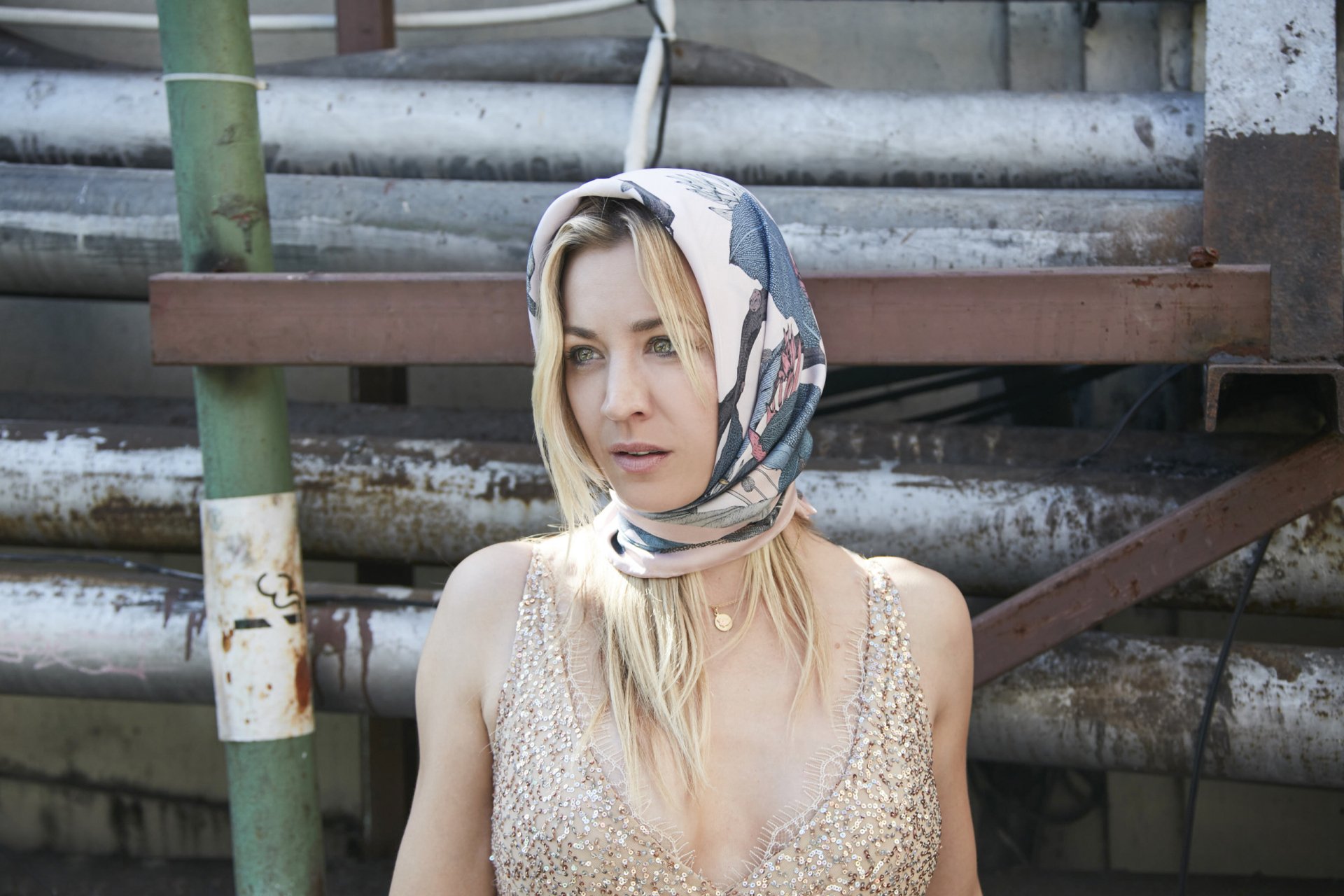 Download Kaley Cuoco TV Show The Flight Attendant HD Wallpaper