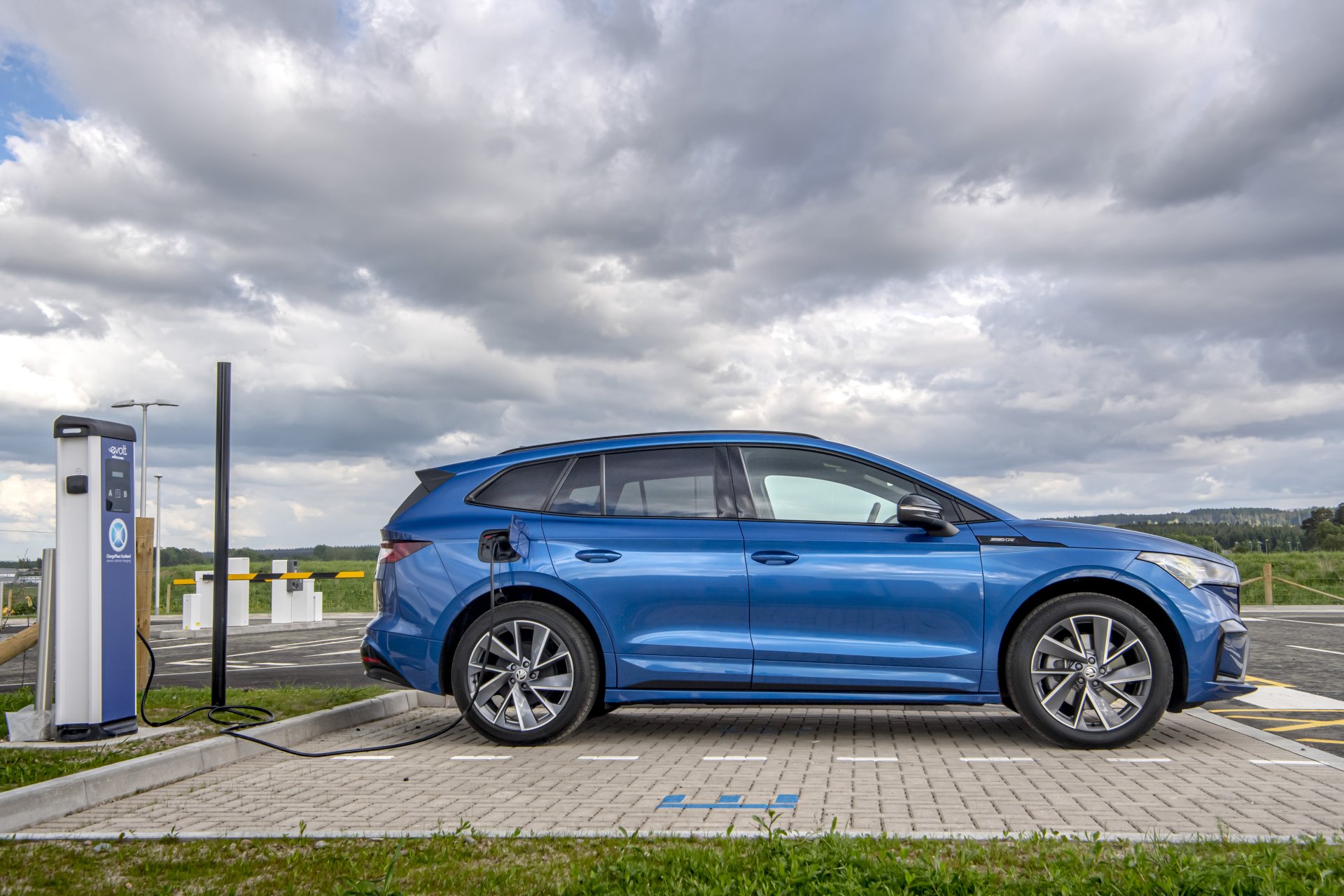 Download Electric Car SUV Vehicle Skoda Enyaq IV 80 4k Ultra HD Wallpaper