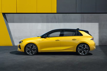  Yellow 2021 Opel Astra Hybrid (L)