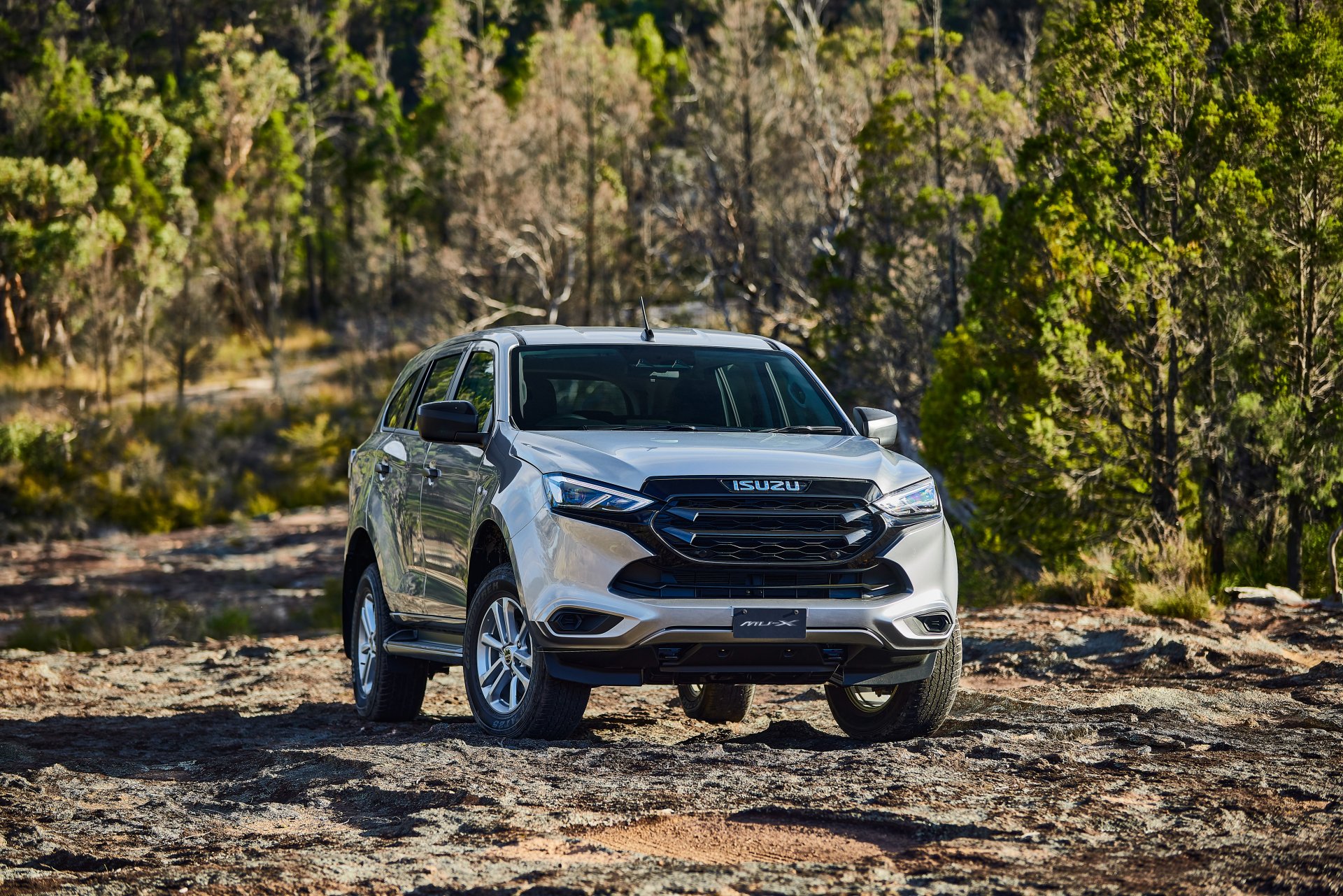 Download SUV Vehicle Isuzu MU-X 4k Ultra HD Wallpaper