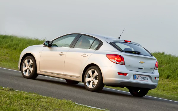  White Chevrolet Cruze Hatchback (J300)
