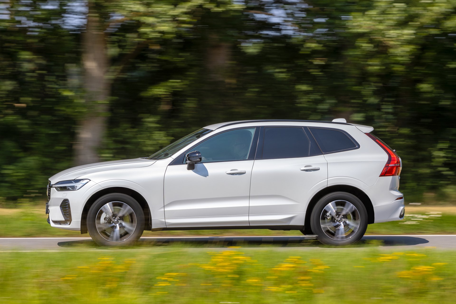 Download SUV Volvo XC60 B5 R-Design Vehicle Volvo XC60 4k Ultra HD Wallpaper