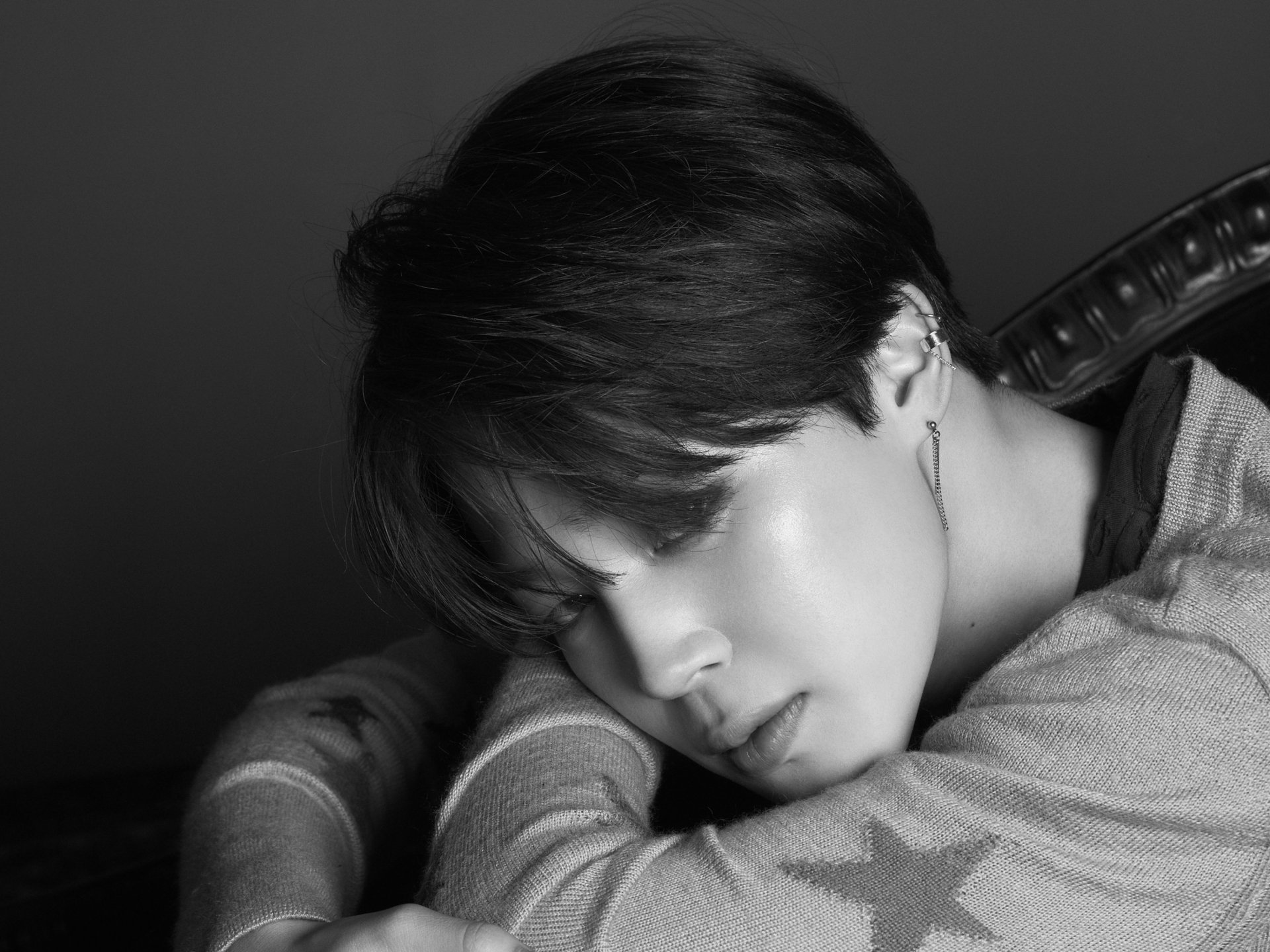 Black and white HD desktop wallpaper featuring Jimin from BTS, a prominent K-pop singer, in a serene and introspective pose.