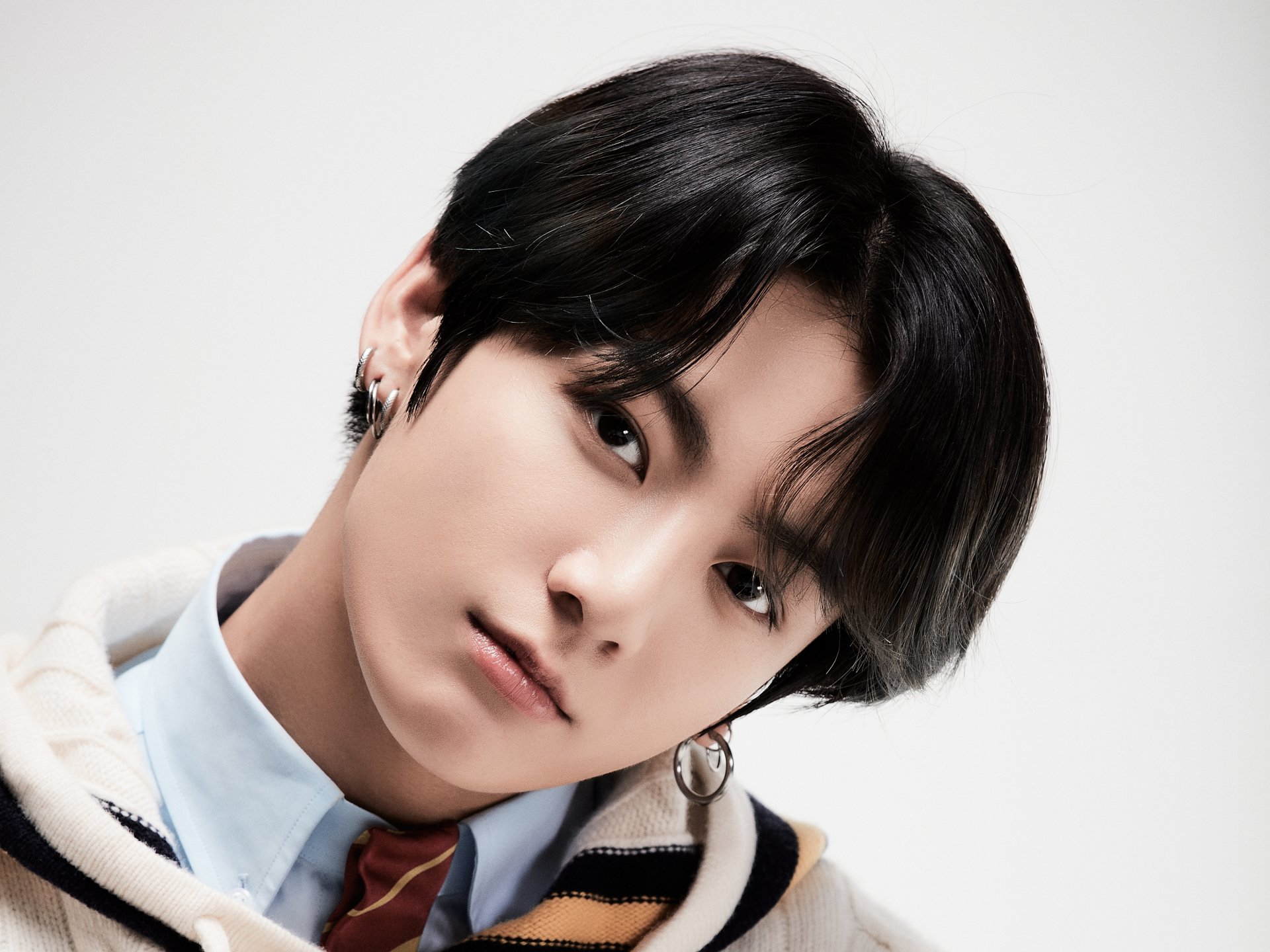 Close-up 4K Ultra HD desktop wallpaper of Jungkook, K-pop singer from BTS, showcasing his stylish look and charismatic expression.