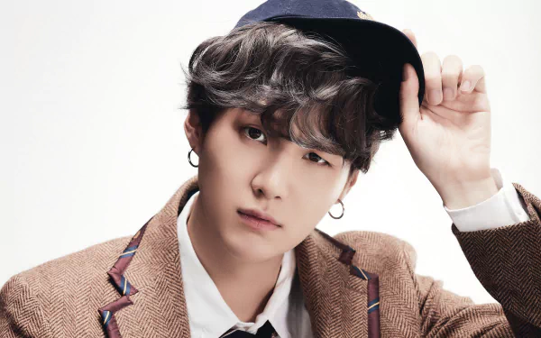 4K Ultra HD PC desktop wallpaper: close-up portrait of a K-pop singer in a brown blazer and cap, soft studio lighting and a calm, music-inspired aesthetic.