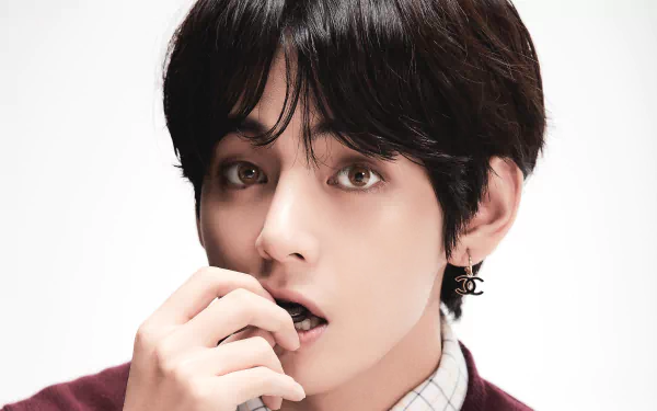 Close-up 4K Ultra HD portrait of V (Kim Taehyung) from BTS, showcasing the K-pop singer's expressive gaze and stylish look for a music-themed desktop wallpaper.