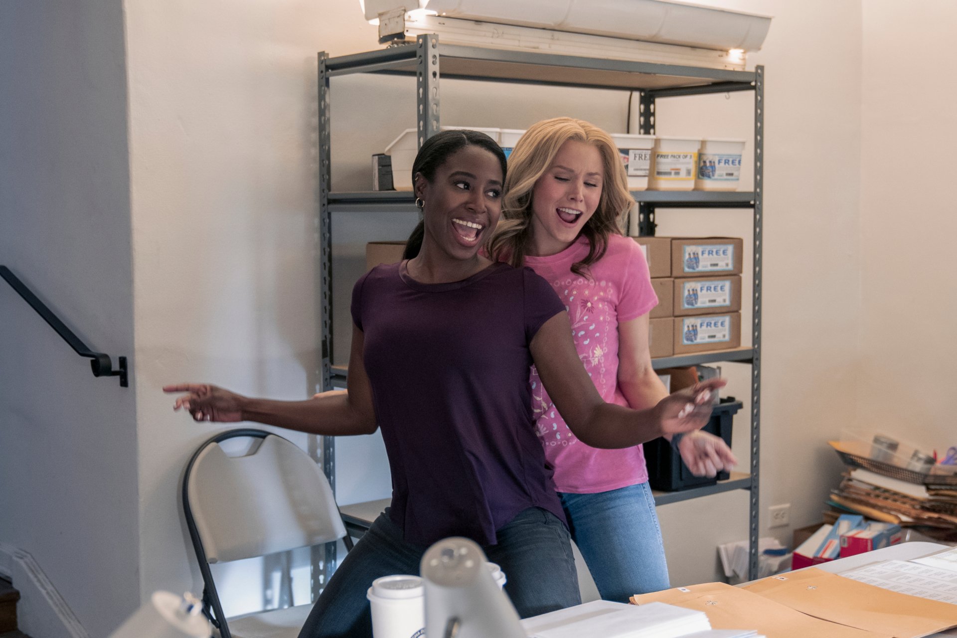 Download Kirby Howell-Baptiste Kristen Bell Movie Queenpins HD Wallpaper