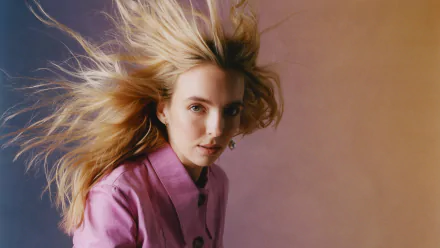 4K Ultra HD PC desktop wallpaper featuring blonde celebrity Jodie Comer with her hair flowing, set against a soft gradient background.