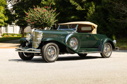 1931 Duesenberg J 434/2410 Convertible Coupe SWB — green Duesenberg Model J roadster, presented as a 2K Quad HD PC desktop wallpaper/background.