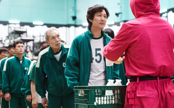 4K Ultra HD desktop wallpaper featuring O Yeong-su and Lee Jung-jae in their green tracksuits from the TV show Squid Game during a game scene.
