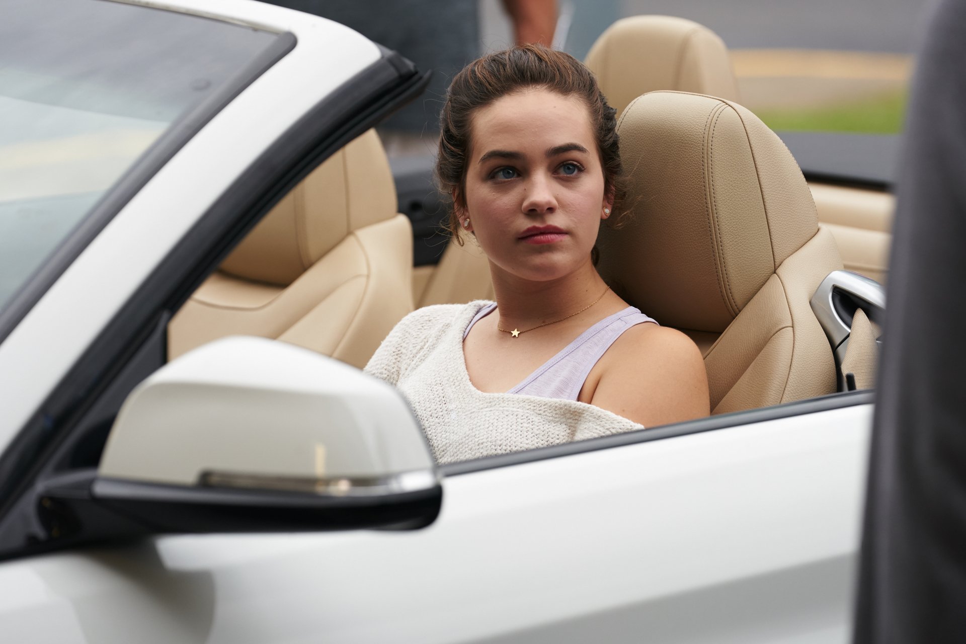 Download Mary Mouser Samantha Larusso Tv Show Cobra Kai 4k Ultra Hd Wallpaper 0716