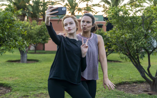 Julia Garner TV Show Inventing Anna HD Desktop Wallpaper | Background Image