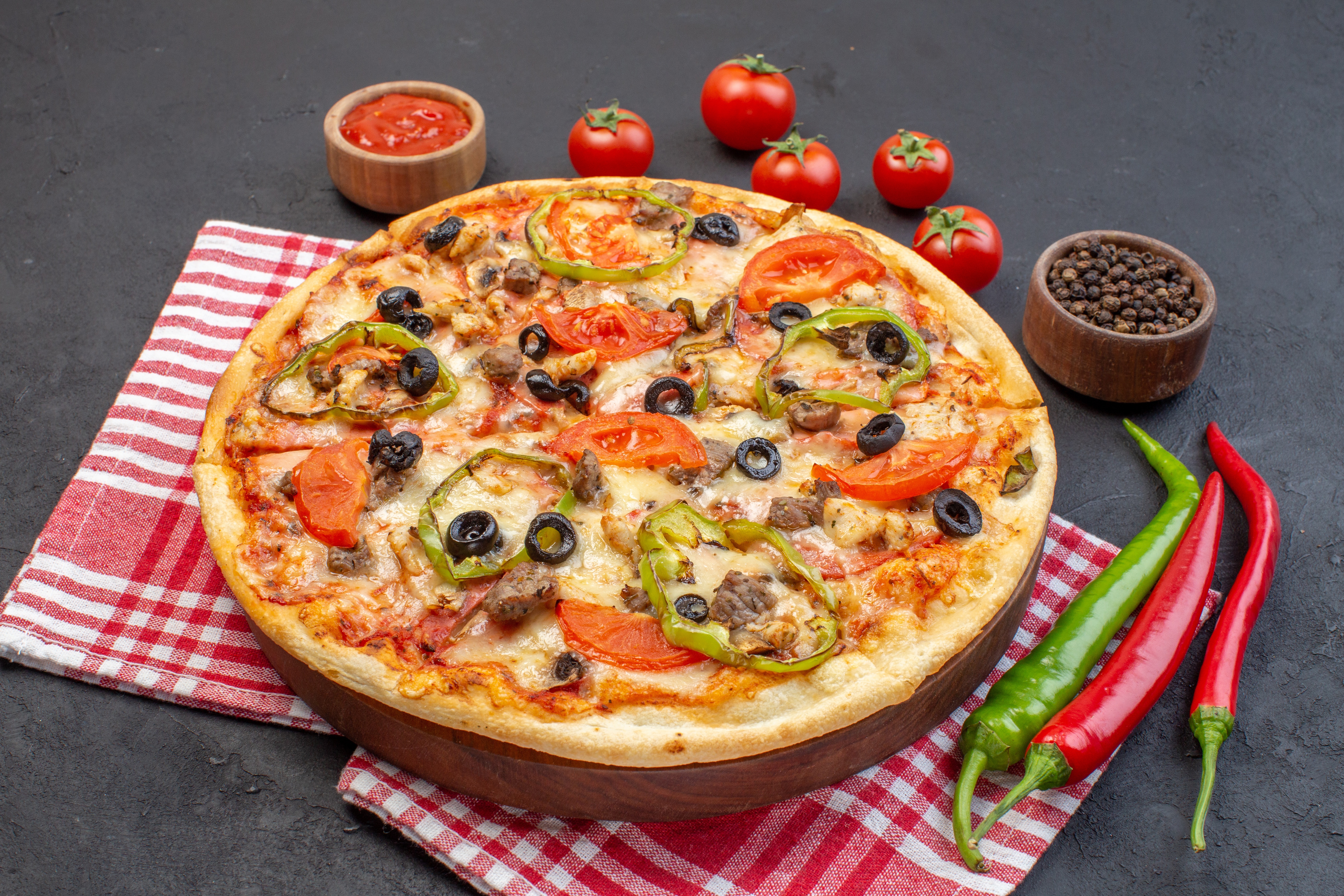 Пряная пицца. "Пицца". Пицца с помидорами. Пицца с оливками. Пицца с маслинами.