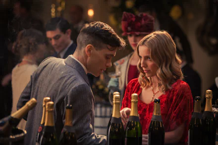 4K Ultra HD PC wallpaper of Thomas Shelby from Peaky Blinders: brooding man in a period suit leans toward a woman across a bottle-lined bar under warm, dim lights.