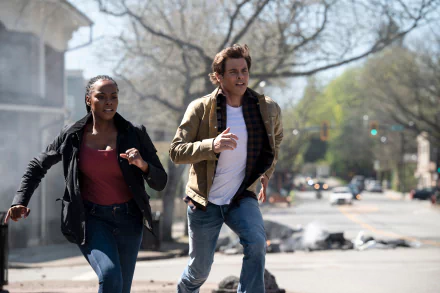 Tom and Maddie Wachowski sprinting side by side down a city street in a tense moment from Sonic the Hedgehog 2 — 4K Ultra HD PC desktop wallpaper