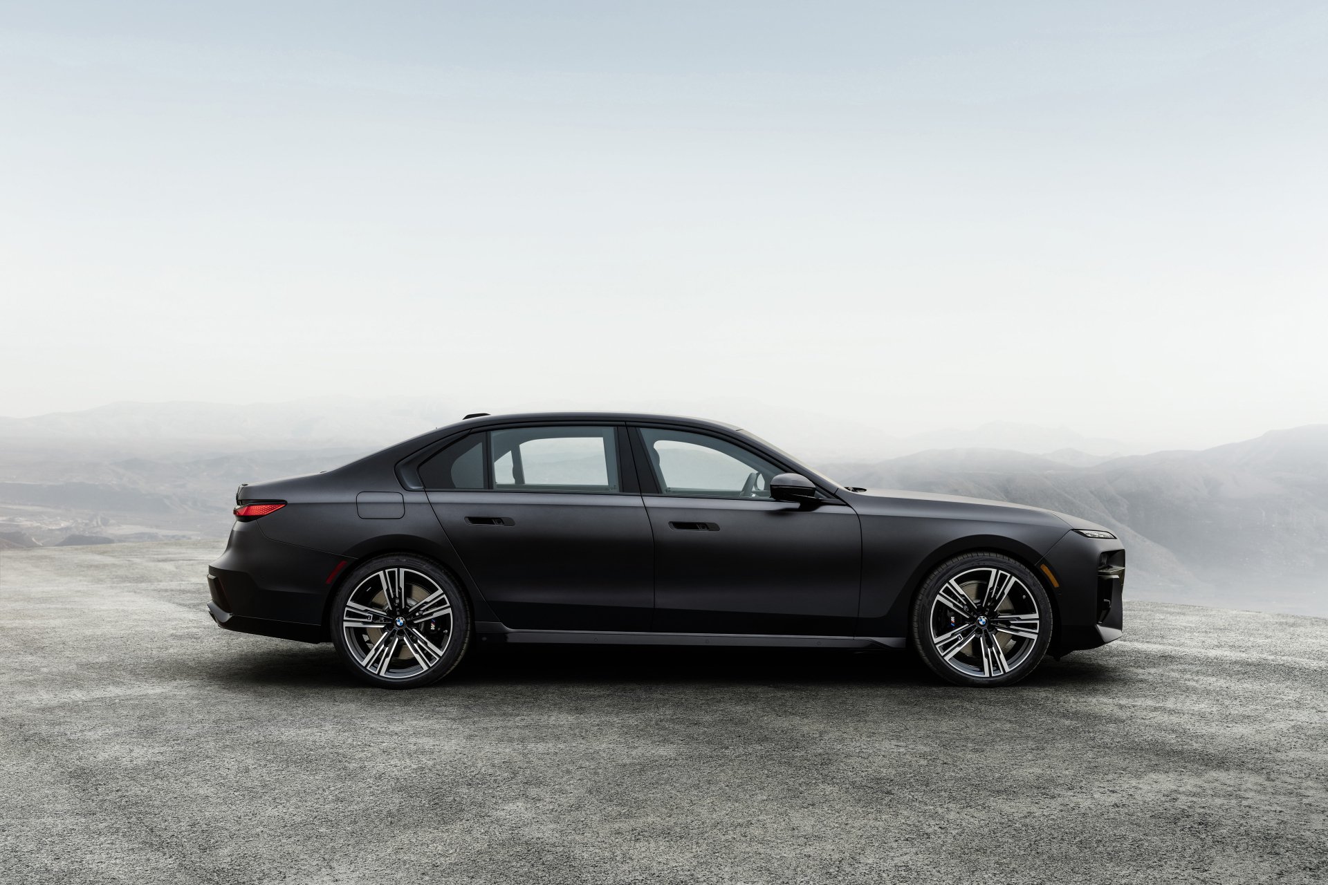 Download Vehicle BMW 760i XDrive 4k Ultra HD Wallpaper