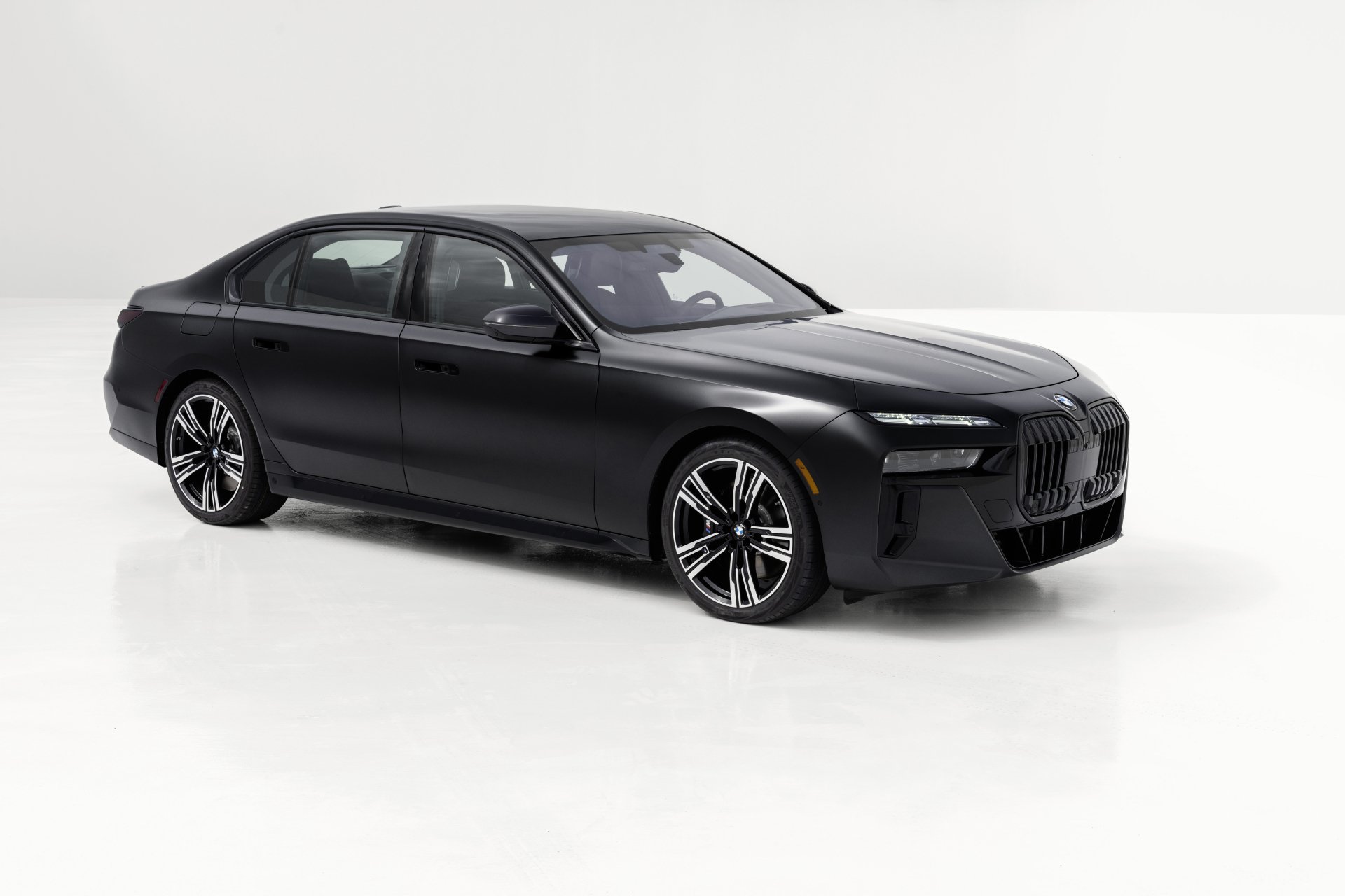 Download Vehicle BMW 760i XDrive 8k Ultra HD Wallpaper