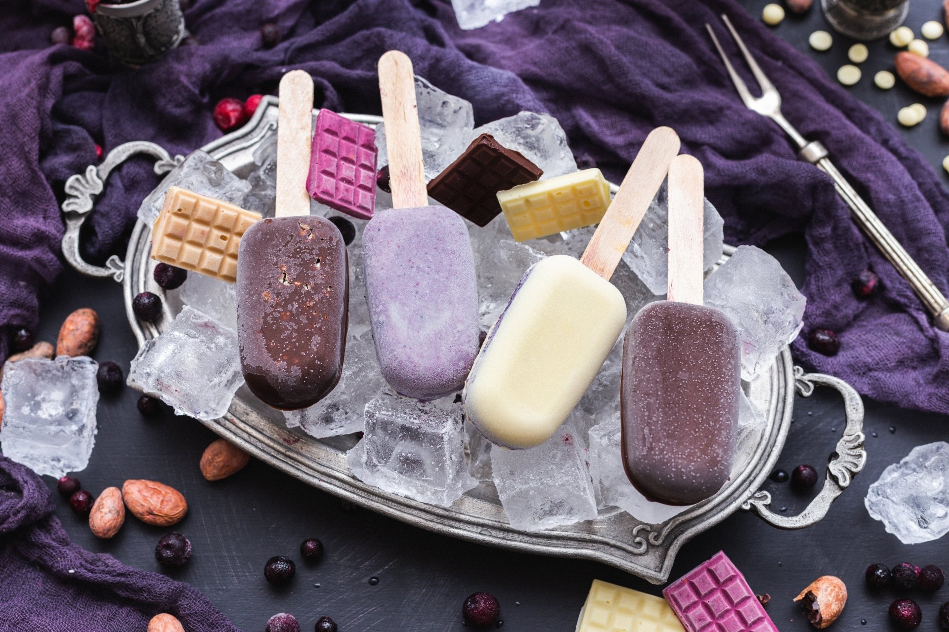 4K Ultra HD PC desktop wallpaper and background: assorted chocolate, berry, and vanilla ice cream bars on sticks arranged on ice in a silver tray with chocolate pieces and berries.