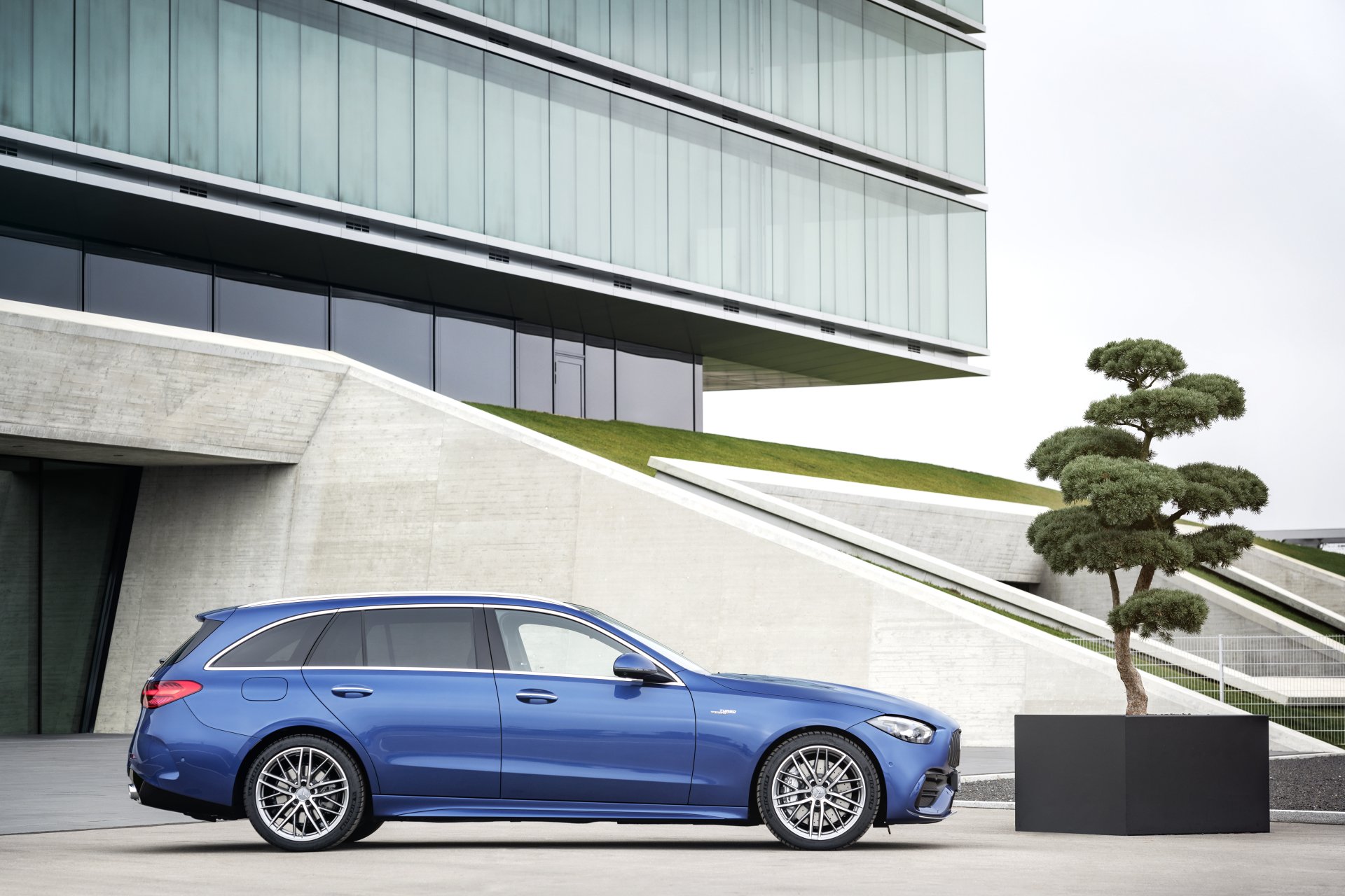 Download Vehicle Mercedes-AMG C 43 Estate 4k Ultra HD Wallpaper