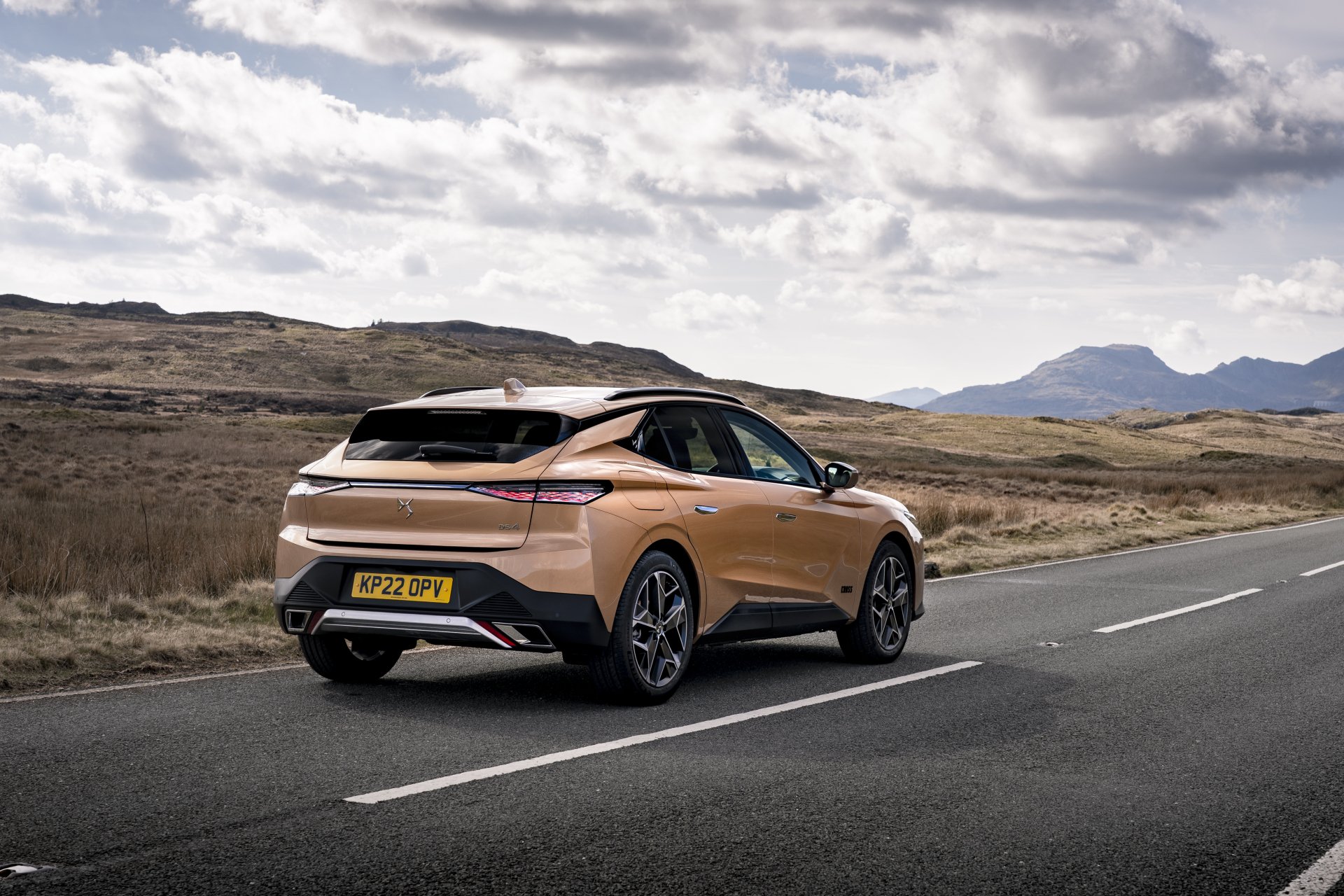 Download Vehicle DS 4 Cross 4k Ultra HD Wallpaper