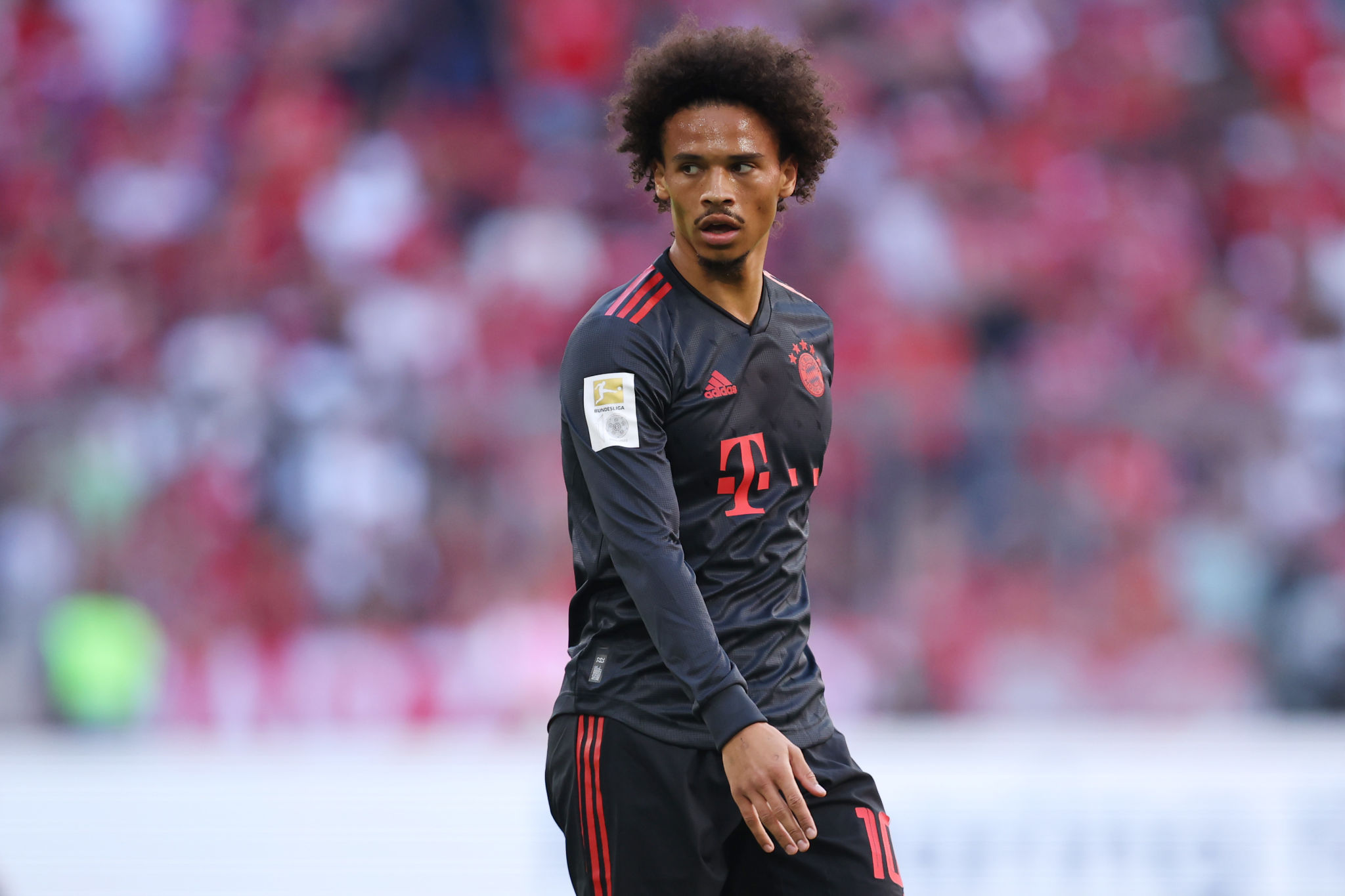 Сане фото. Leroy Sane футболист. Лерой Сане 2022. Лерой Сане и его семья. Обои Сане Бавария.