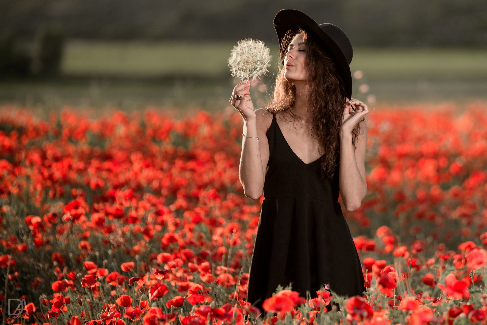 Девушка в шляпе с цветами