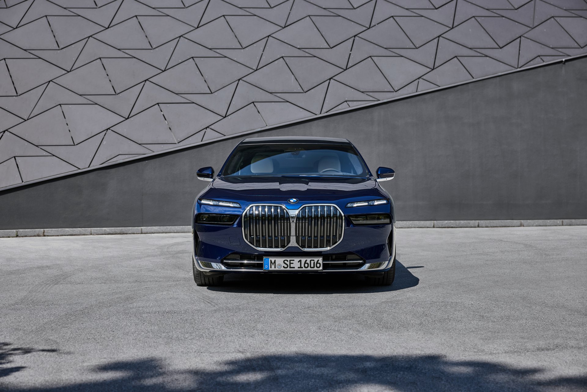 Download Vehicle BMW 7 Series 4k Ultra HD Wallpaper