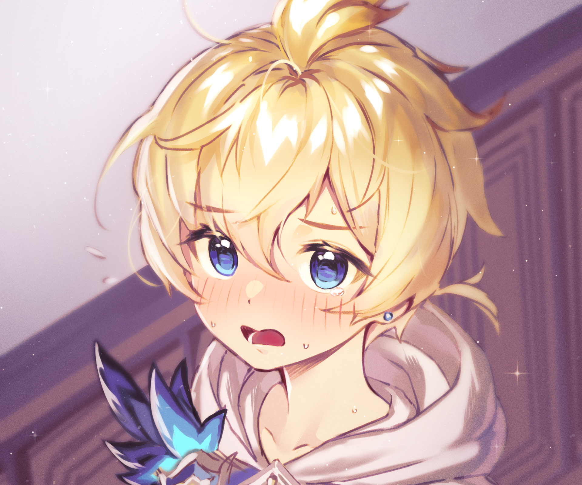 HD PC desktop wallpaper of Mika (Genshin Impact) from the video game — close-up with tousled blond hair, bright blue eyes and a surprised expression against a soft interior backdrop.