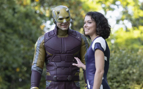 4K Ultra HD PC desktop wallpaper of masked Daredevil standing beside a smiling woman from She-Hulk: Attorney at Law in a sunlit park scene.